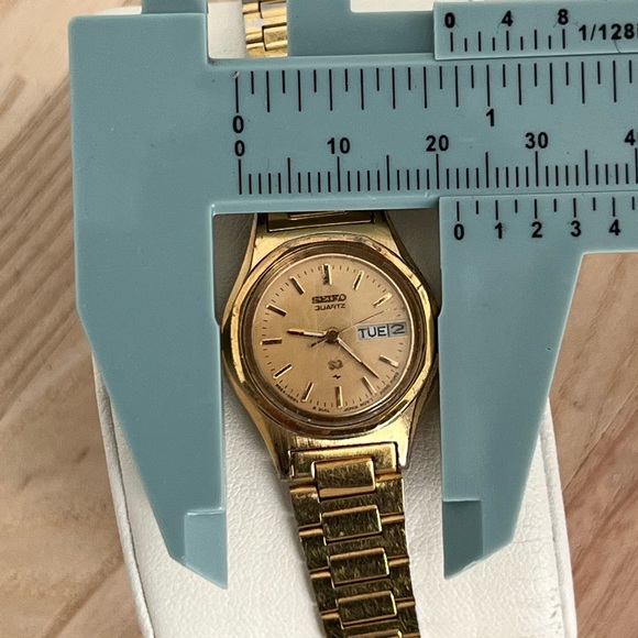 Seiko Ladies Watch Vintage Gold Tone Bracelet Gold Tone Dial Day Date Window - Picture 10 of 11